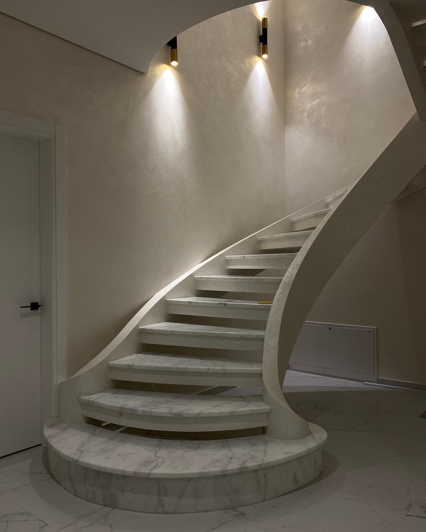 Decorative pearlescent coating
